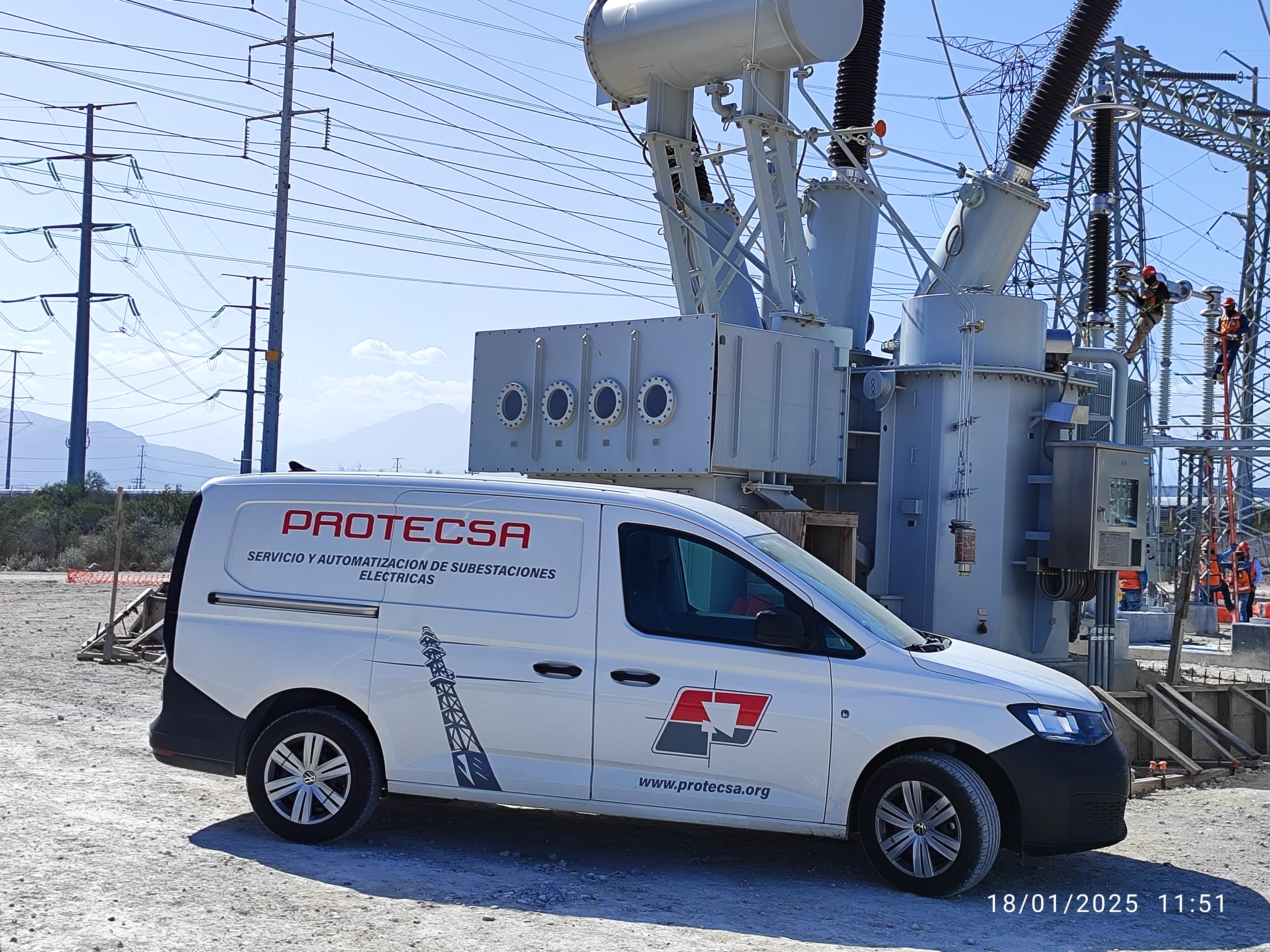 Vehículo de Protecsa en subestación eléctrica