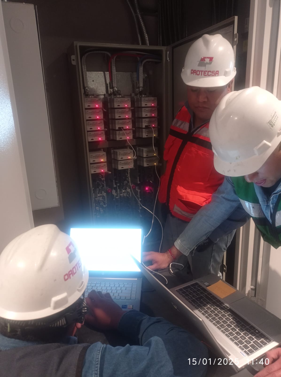 Analistas revisando gráficos de medición